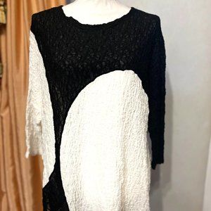 IC By Connie K Black and White Textured Tunic Top